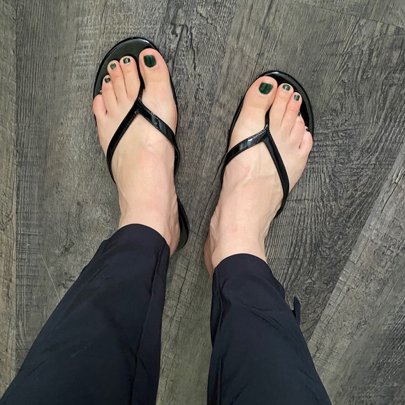 CHICO’S Black Women’s 9 Glossy Flip Flop Sandals - Picture 2 of 10